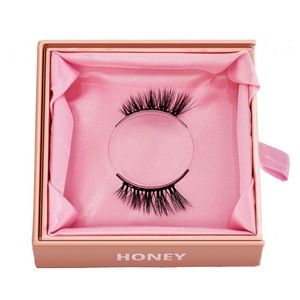 Glamnetic magnetic half-lash in style ‘honey’. Box opened but lash never used